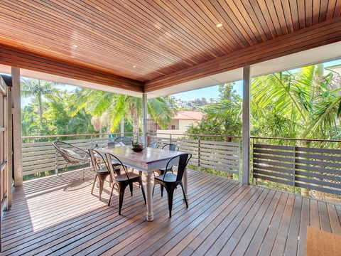 Anville Court - Accommodation Main Beach 2