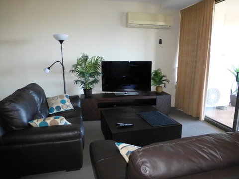 The Oasis Apartments - Accommodation Main Beach 7