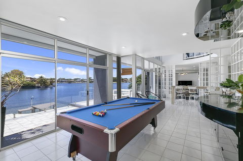 Havana Blue - Large 4 Bedroom Family Home - Accommodation Main Beach 5