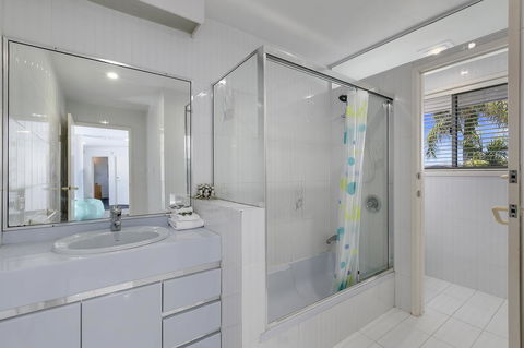 Havana Blue - Large 4 Bedroom Family Home - Accommodation Main Beach 21