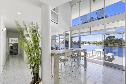 Havana Blue - Large 4 Bedroom Family Home - Accommodation Main Beach 9