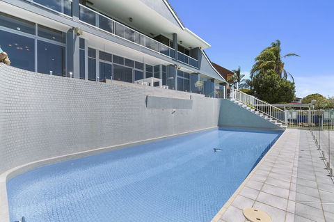 Havana Blue - Large 4 Bedroom Family Home - Accommodation Main Beach 2