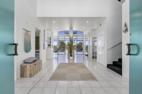 Havana Blue - Large 4 Bedroom Family Home - Accommodation Main Beach 3