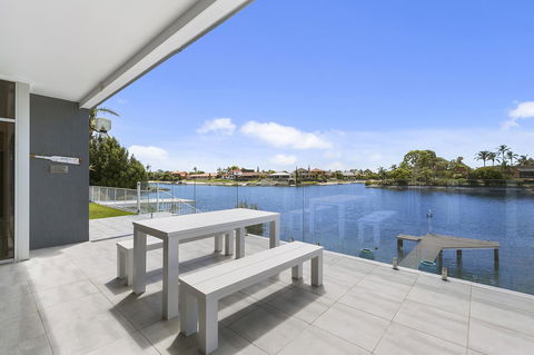 Havana Blue - Large 4 Bedroom Family Home - Accommodation Main Beach 1