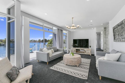 Havana Blue - Large 4 Bedroom Family Home - Accommodation Main Beach 0