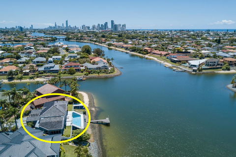 Havana Blue - Large 4 Bedroom Family Home - Accommodation Main Beach 8