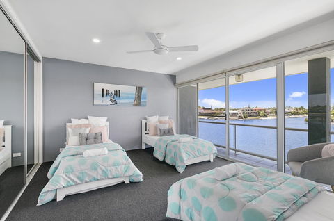 Havana Blue - Large 4 Bedroom Family Home - Accommodation Main Beach 16