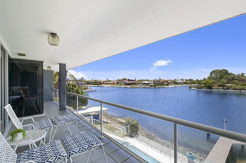 Havana Blue - Large 4 Bedroom Family Home - Accommodation Main Beach 4