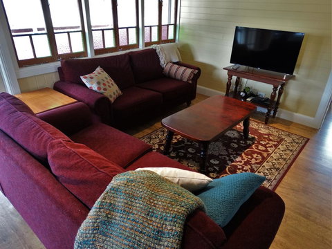 Loughmore House - Accommodation Main Beach 8