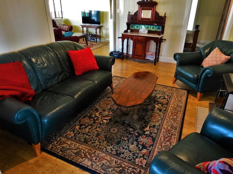 Loughmore House - Accommodation Main Beach 5