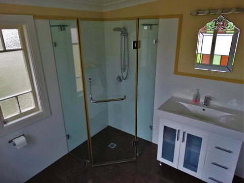 Loughmore House - Accommodation Main Beach 11