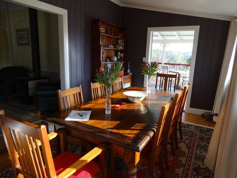 Loughmore House - Accommodation Main Beach 4