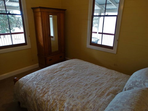 Loughmore House - Accommodation Main Beach 10