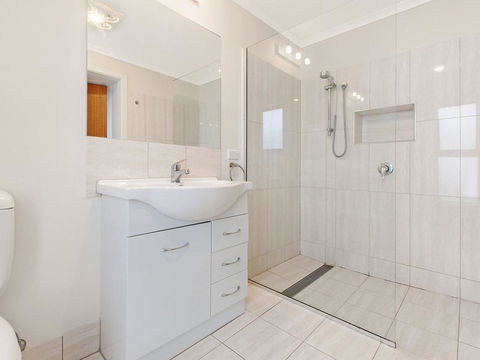 Waters Edge - Accommodation Main Beach 2