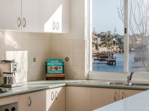 Waters Edge Apartment With Jetty - Accommodation Main Beach 3