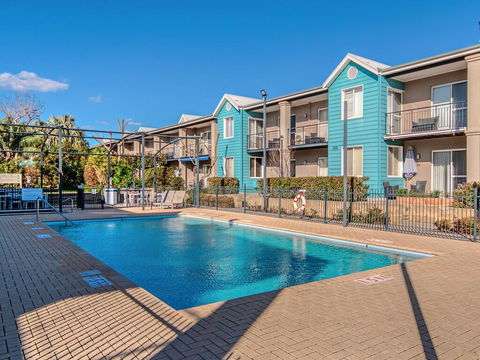 Waters Edge Apartment With Jetty - Accommodation Main Beach 1