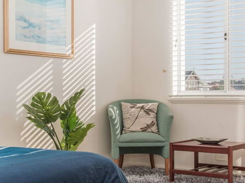 Waters Edge Apartment With Jetty - Accommodation Main Beach 2