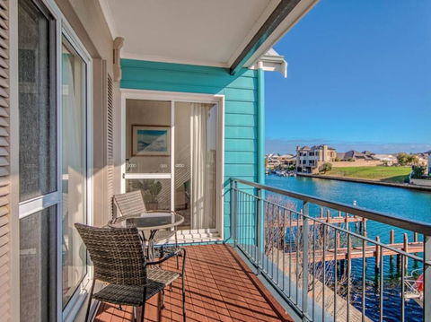 Waters Edge Apartment With Jetty - Accommodation Main Beach 0