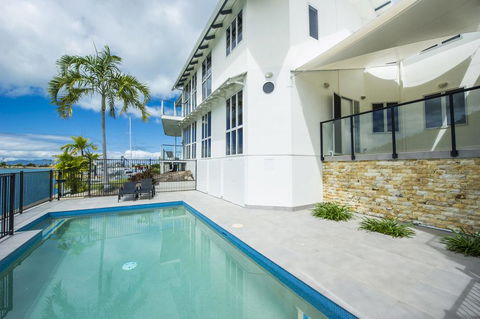 Waters Edge Townhouse 2 - Accommodation Main Beach 0