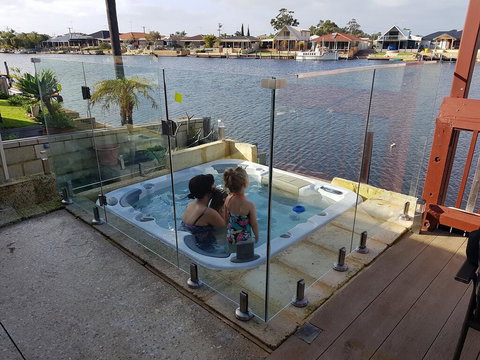 Waterside Resort Style - Accommodation Main Beach 1
