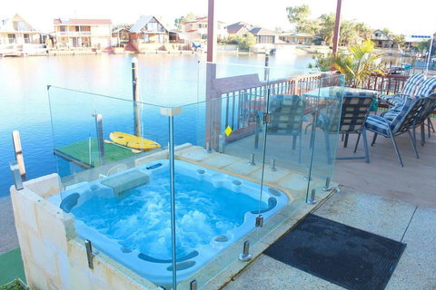 Waterside Resort Style - Accommodation Main Beach 0