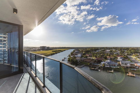Waterview 3BR Modern Apartment Near Harbour Town - Waterpoint - Accommodation Main Beach 3