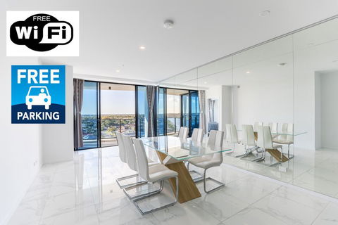Waterview 3BR Modern Apartment Near Harbour Town - Waterpoint - Accommodation Main Beach 0