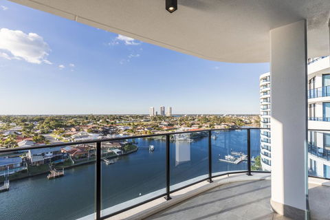 Waterview 3BR Modern Apartment Near Harbour Town - Waterpoint - Accommodation Main Beach 2