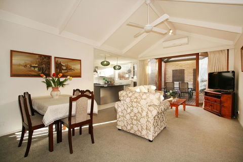 Wattle Holiday Rental - Accommodation Main Beach 2