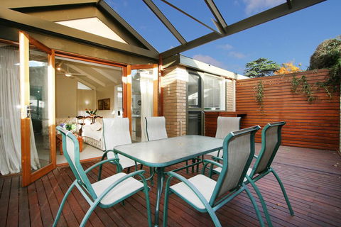 Wattle Holiday Rental - Accommodation Main Beach 1