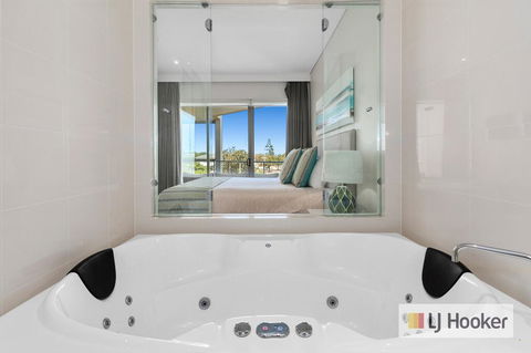 WAVE CULTURE 1204 - BEACH BLISS - Accommodation Main Beach 3