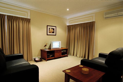 Waverley House Cottages - Accommodation Main Beach 1