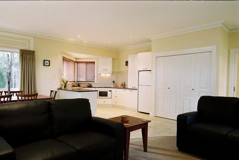 Waverley House Cottages - Accommodation Main Beach 2