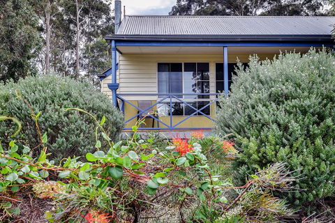 Waverley House Cottages - Accommodation Main Beach 0