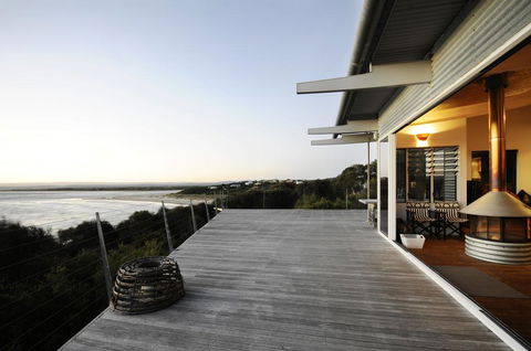 Waves - Accommodation Main Beach 2