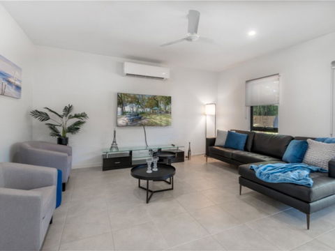 Waves - Tropicana - Clifton Bea - Accommodation Main Beach 3