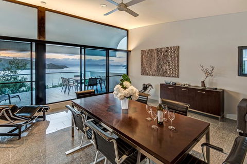 Waves 3 Luxury 3 Bedroom Endless Ocean Views Central Location + Buggy - Accommodation Main Beach 2