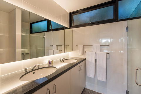 Waves 3 Luxury 3 Bedroom Endless Ocean Views Central Location + Buggy - Accommodation Main Beach 1