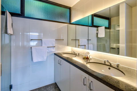 Waves 5 Luxury 3 Bedroom Breathtaking Ocean Views Central Location - Accommodation Main Beach 3