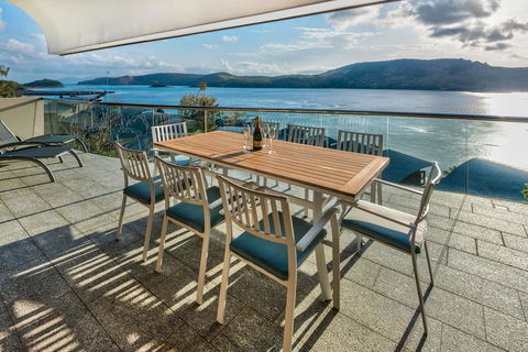 Waves 5 Luxury 3 Bedroom Breathtaking Ocean Views Central Location - Accommodation Main Beach 0