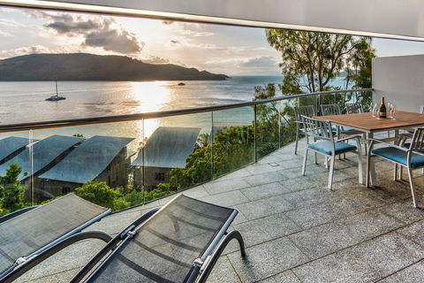 Waves 5 Luxury 3 Bedroom Breathtaking Ocean Views Central Location - Accommodation Main Beach 2