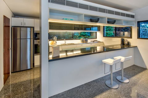Waves 5 Luxury 3 Bedroom Breathtaking Ocean Views Central Location - Accommodation Main Beach 1