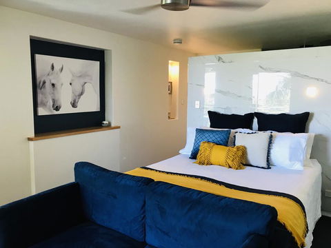 Waves And White Horses Seaview Retreat (adults Only) - Accommodation Main Beach 2