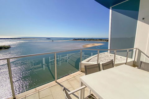 Waves Maroochy River - Accommodation Main Beach 2
