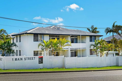 WAVES ON MAIN, 4/1 MAIN STREET - Accommodation Main Beach 3