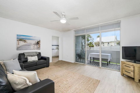 WAVES ON MAIN, 4/1 MAIN STREET - Accommodation Main Beach 0
