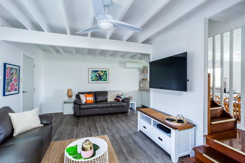 Wayfarers Beachouse - Rainbow Beach, Everything You Need, Just Metres To The Beach - Accommodation Main Beach 2