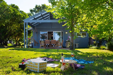 Wayward Cottage - Accommodation Main Beach 0