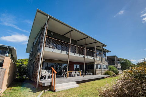 Weetanga - Accommodation Main Beach 0