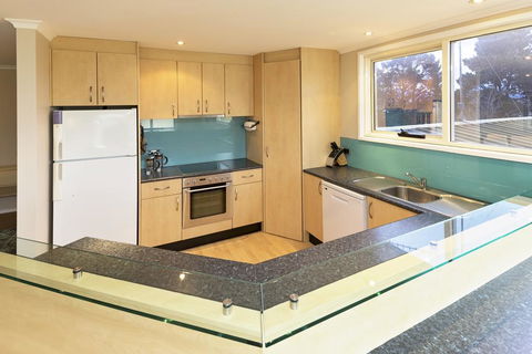 Wendaleigh 8 - Central Unit - Accommodation Main Beach 2